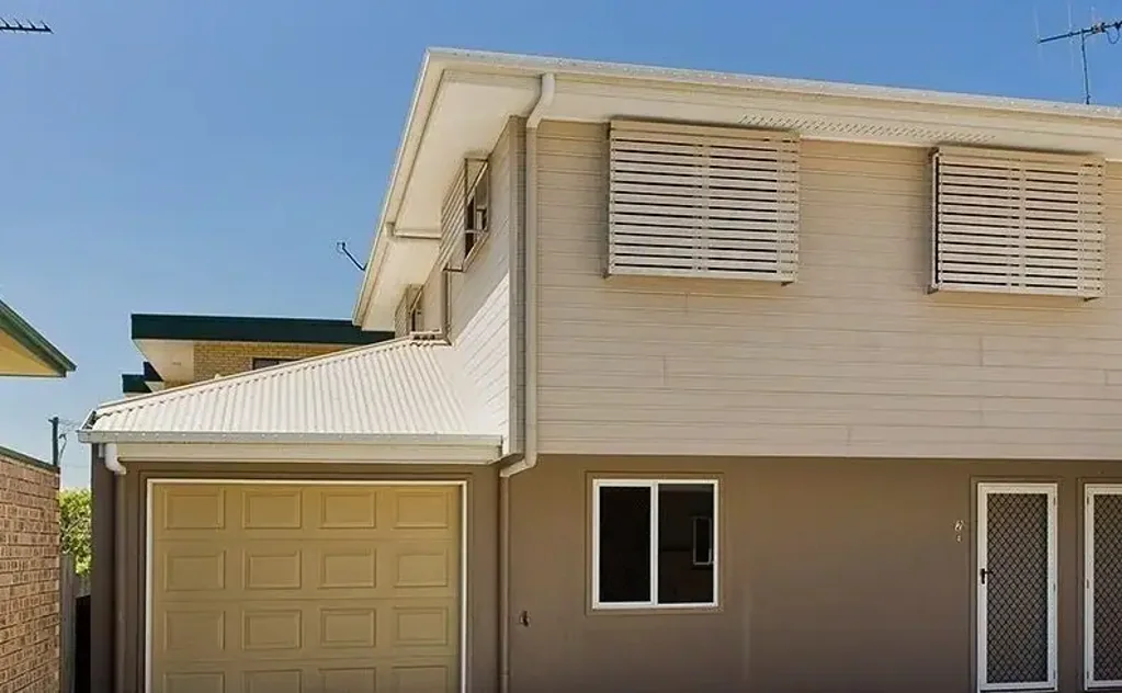 Large Townhouse in superb location!