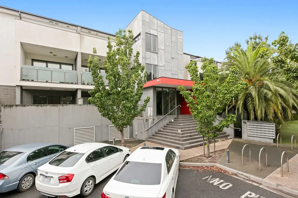 Clayton South 2房 Clayton South便捷区位 优质学区房 现代低维护设计 自然采光充沛 时尚厨房石材台面 阳光阳台休闲空间 The Brief: Light filled modern apartment with sunny balcony and open-plan living