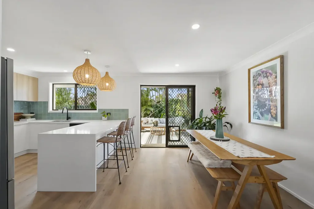 Burleigh Waters 3침실 Fresh, Fabulous and Ready for a New Chapter