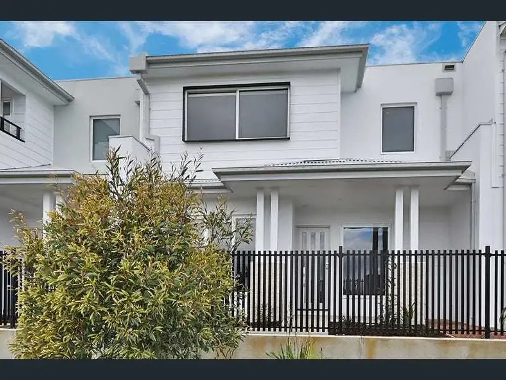 Waterfront Elegance: Modern Family Living with Uninterrupted Views in Alira Estate.