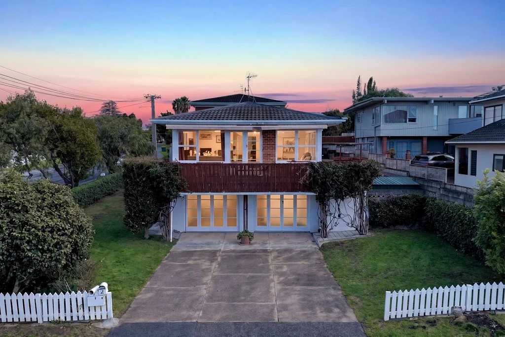 Hillcrest 4Moenga Family Living Over Two Levels