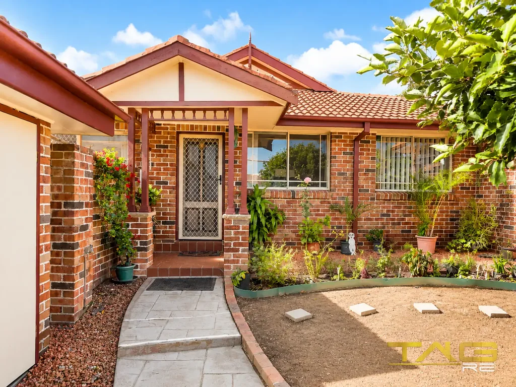 Parramatta 2房 双砖结构耐用  两卧宽敞带套间  主卧独立卫浴  开放式餐厨连通  大客厅超适合招待  全新空调热水系统  围栏前院带果树  单车库安全存储  位置便利近CBD  轻轨商场大学旁 STREET FACING VILLA | MINUTES FROM PARRAMATTA CBD