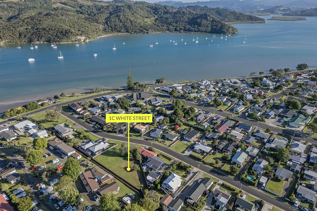 Whitianga BIG - FLAT - CENTRAL!
