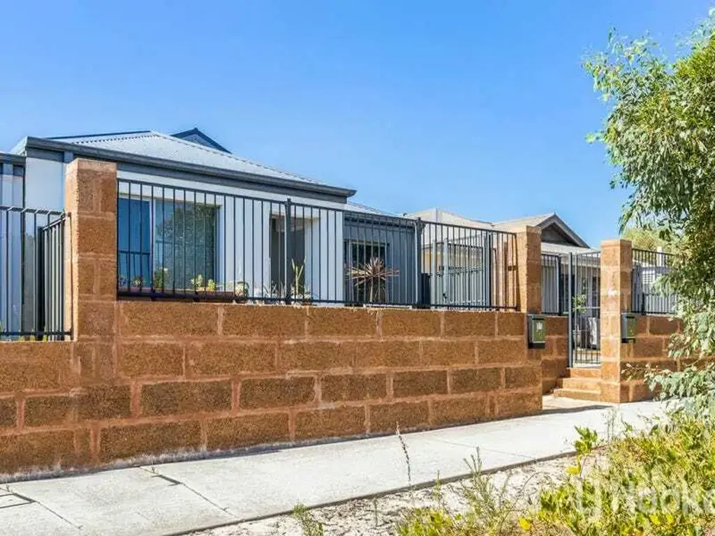 Neat and Tidy 3x2 + Theatre in Sought after Location!