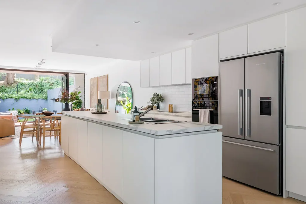 Lilyfield 4部屋 Expansive three-level residence with double garage