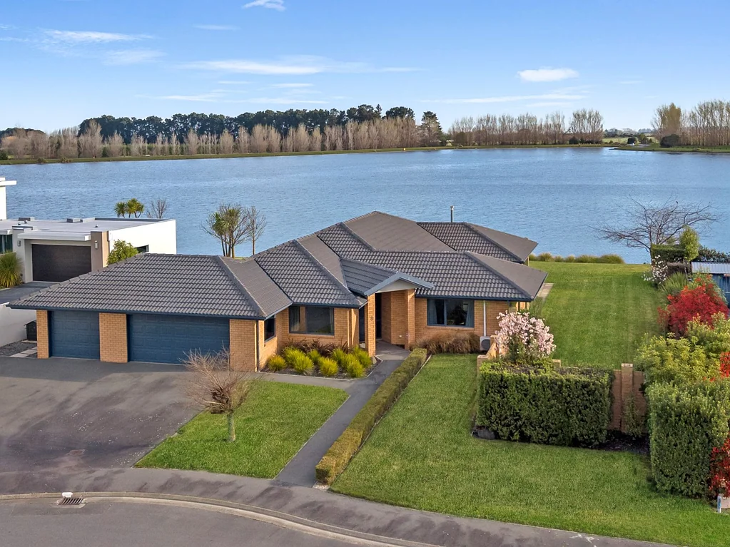 Huntingdon 3房  Absolute Lakefront – A Rare Opportunity