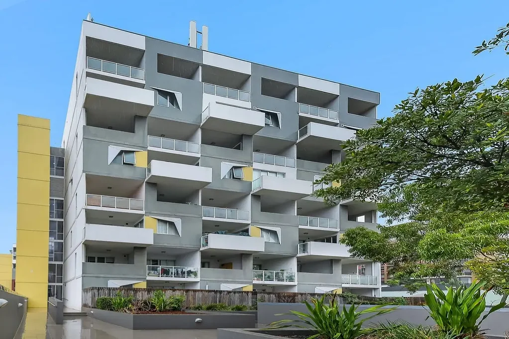 Spacious two-bedroom apartment with study in the heart of Mascot