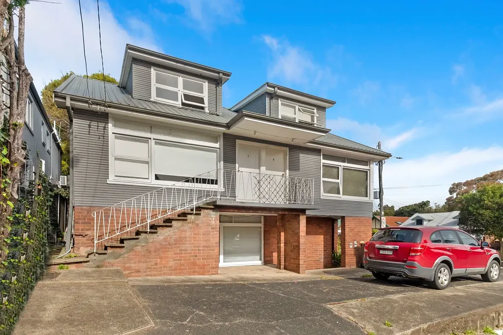 Convenient apartment opposite North Light Rail