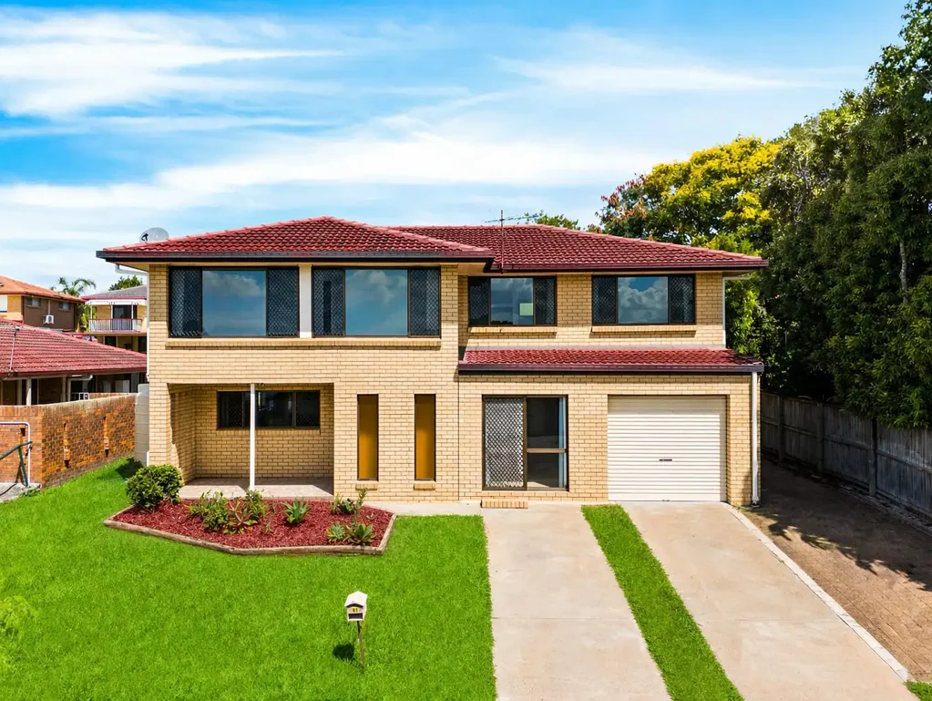 VERSATILE FAMILY LIVING WITH MULTIPLE LIVING ZONES