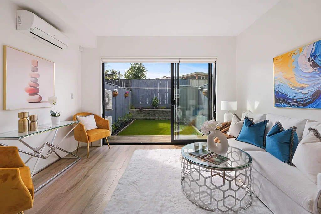 Te Atatu Peninsula 4침실 First Home or Investment?