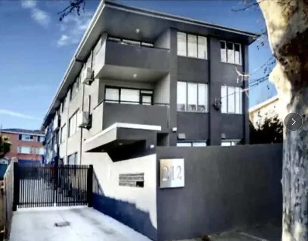 FULLY FURNISHED 4 BEDROOM APARTMENT IN ST KILDA WITH COURTYARD