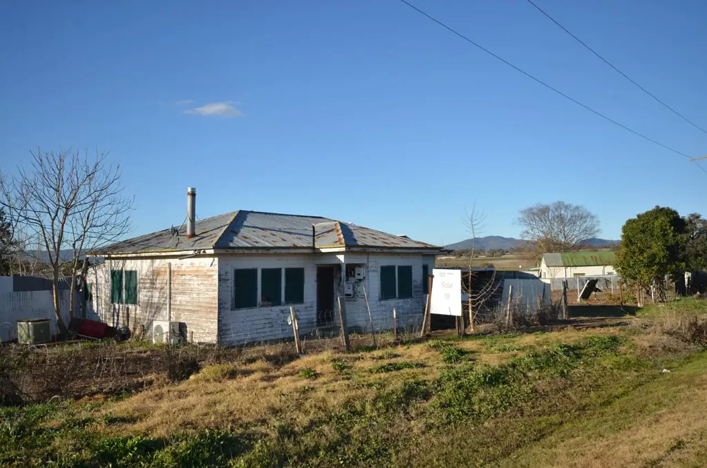 Quirindi 3Phòng ngủ LARGE RESIDENTIAL BLOCK - restoration/ development property