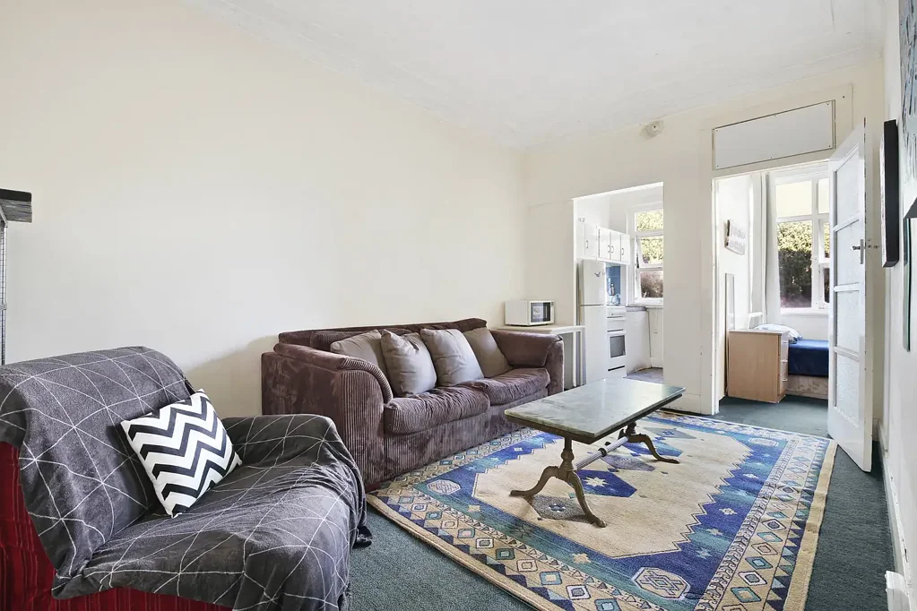 PARTLY FURNISHED INNER CITY APARTMENT IN THE HEART OF DARLINGHURST, RECENTLY PAINTED