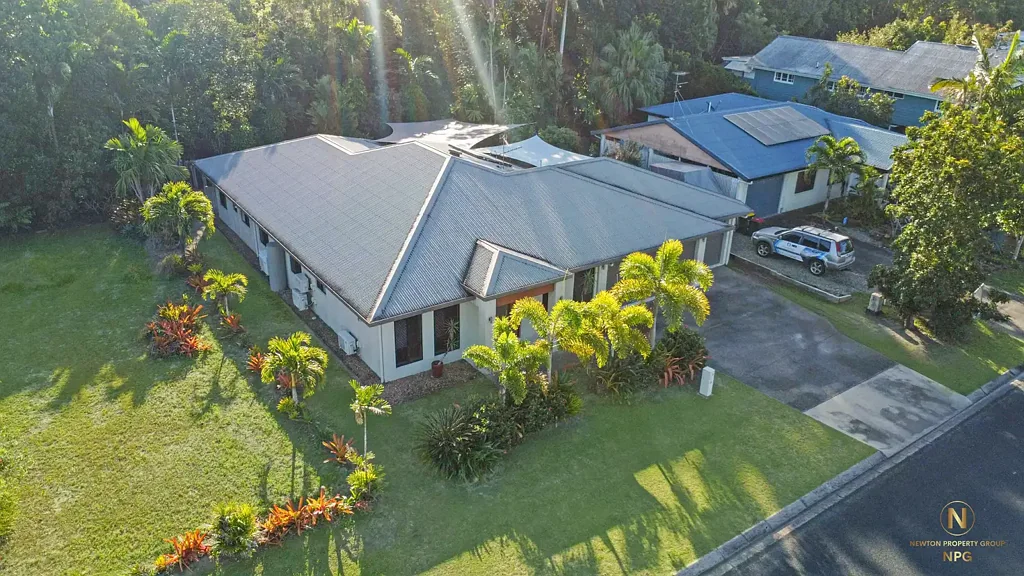 Wongaling Beach 5房  Spacious Family Living with Pool & Triple Garage – 1 Street from the Beach 🌴