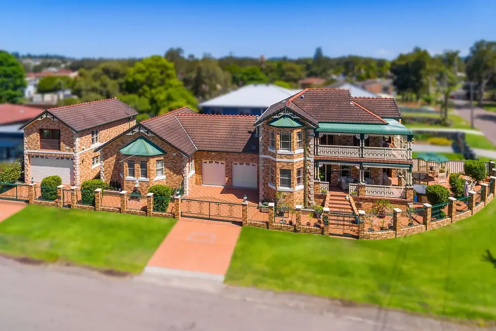 Long Jetty 7房  Triple Return Investment or The Ultimate Extended Family Abode – Iconic Federation Home Opposite Waterfront