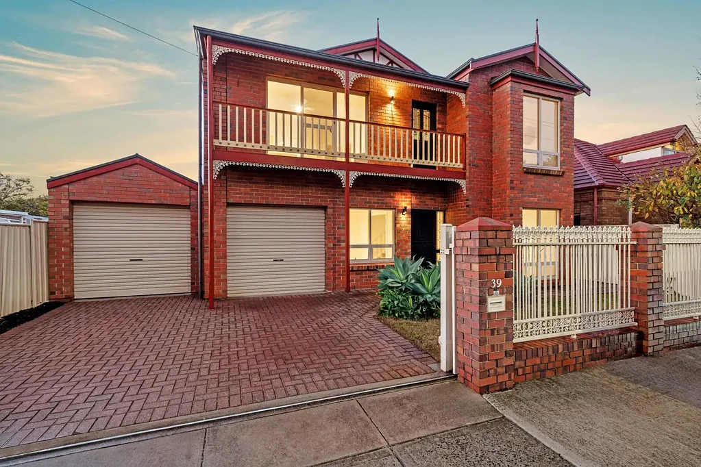 Lockleys 4房  A charming dual-level family home with much more living space and riverside lifestyle perks than expected…