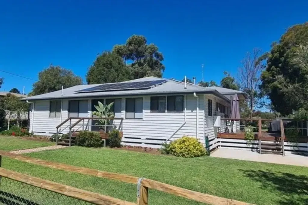 Crows Nest 4Moenga Spacious 4BR Family Home on a large 2,868m² in Crows Nest