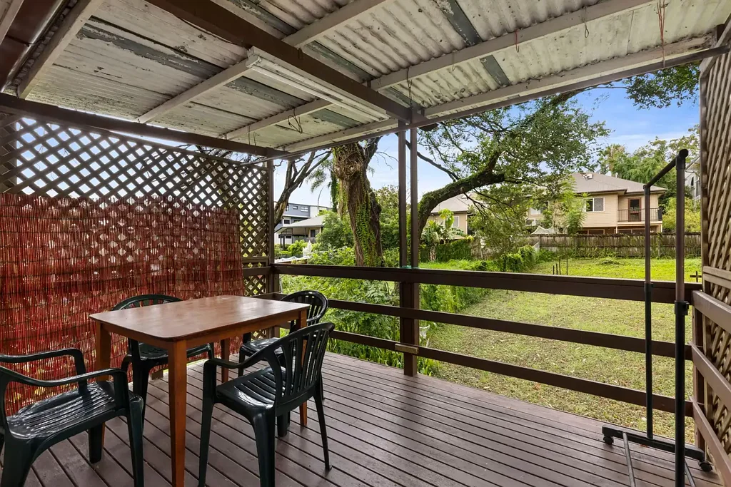 Leafy Living in a Prime Taringa Location