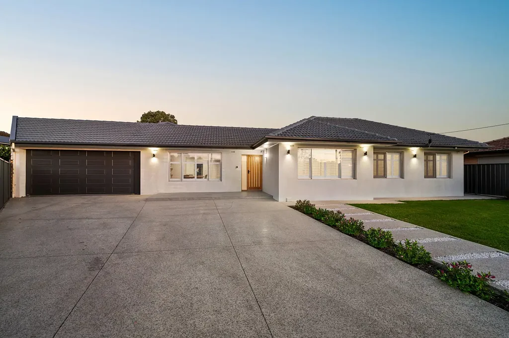 Paradise 4 Slaapkamer Transformed Family Haven with Campbelltown Convenience in all Directions.