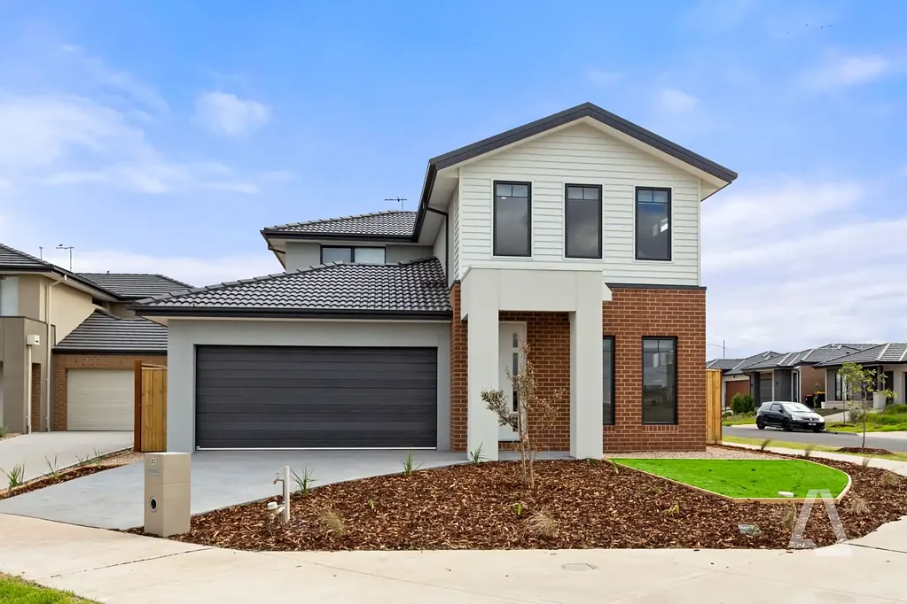 Deanside 4房 宽550㎡现代家庭住宅 实用与舒适兼备 尽享便利生活 Modern Double-Storey Family Home on Spacious 550m² Corner Block