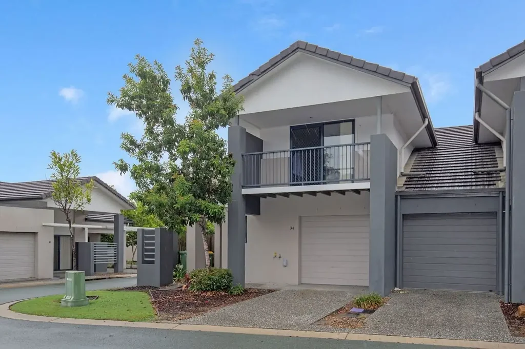 Townhouse with Pool in the Complex