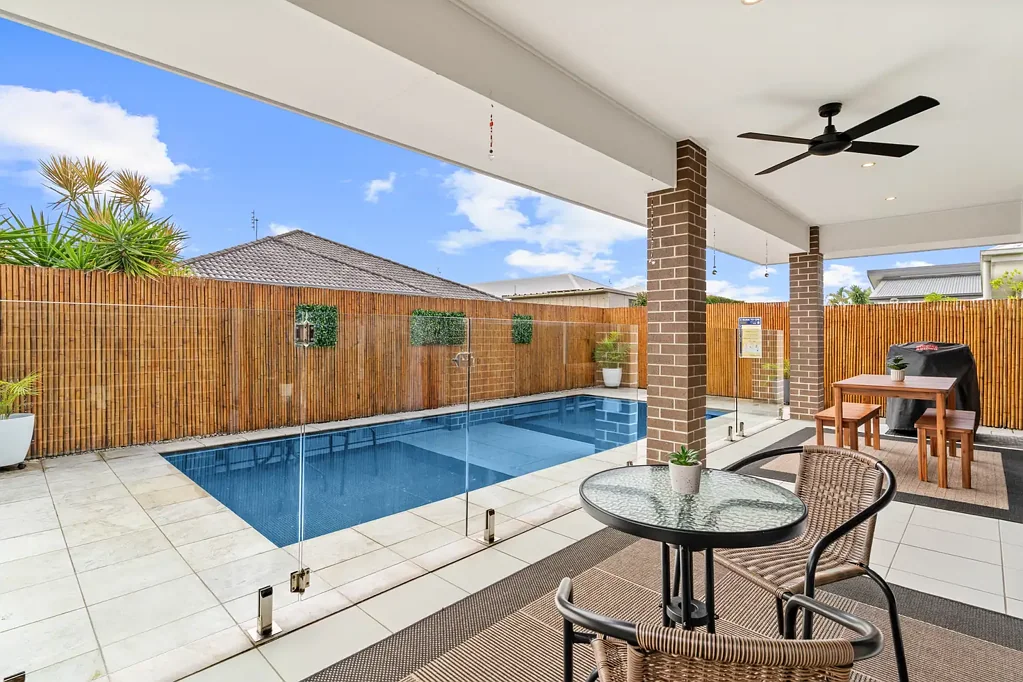 Caloundra West 4chambre Relax, Entertain, Unwind – Your Private Poolside Retreat