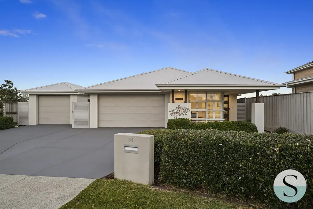 Fletcher 3Zimmer Peaceful & Private Bush Outlook, Perfect Single Level Living, Large Block With Lovely Landscaped Easy Care Grounds + Extra Garaging & Parking