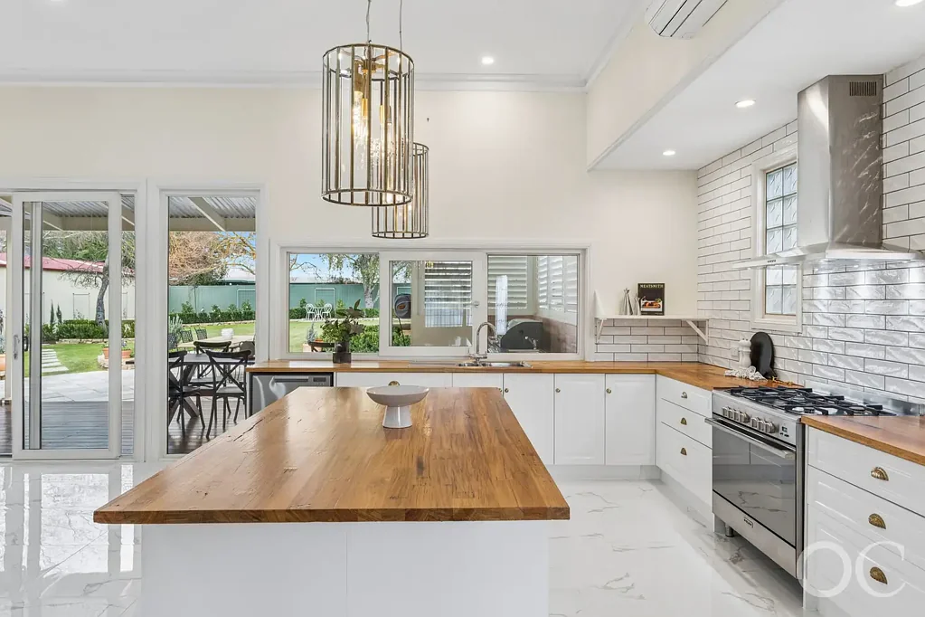 Mount Barker 4ਬੈੱਡਰੂਮ Open the Door to a Reimagined Villa Beauty With Rare Garden Freedom and Garage Heaven