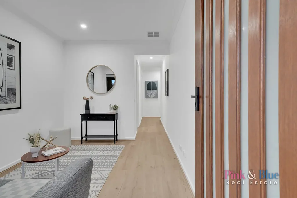 Fraser Rise 4房  "Live in Style – Nearly New Home, Gold Fixtures, and an Address to Match!"