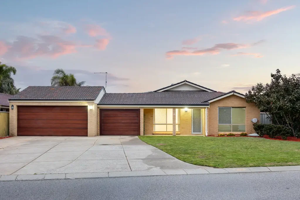 Port Kennedy 3房  Why: Because the winning combination of coastal convenience and spacious multi-use gardens, ensures a wealth of opportunity for all