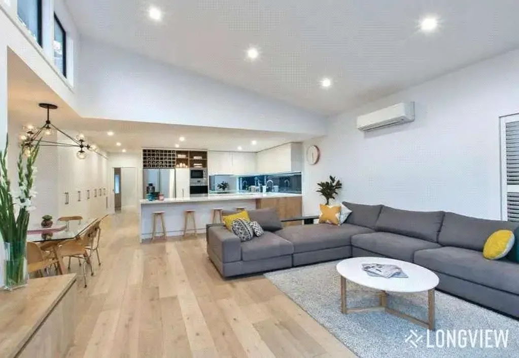 Stylish Family Sanctuary Steps from Glenferrie Road & Kew Junction