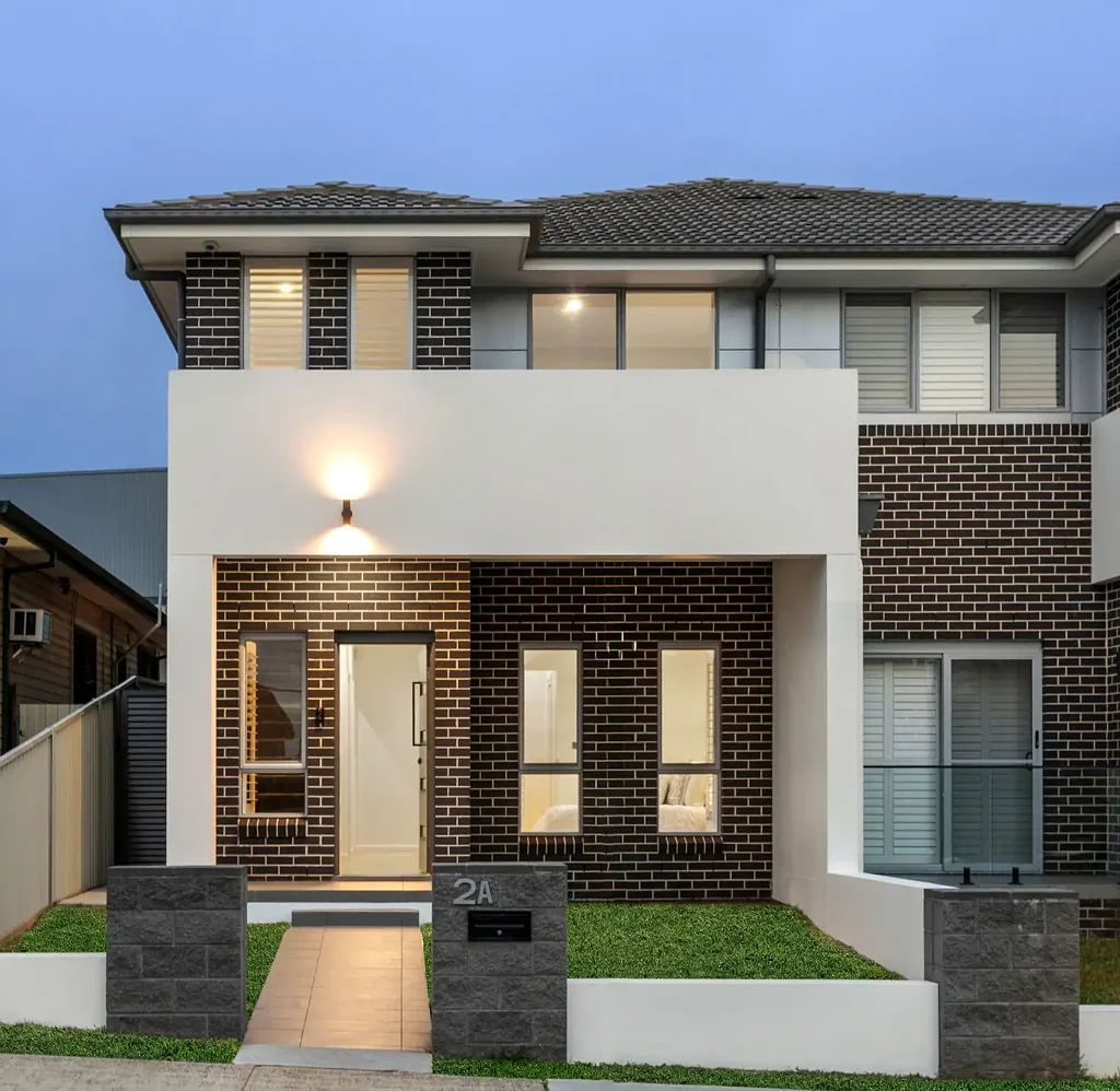 Lidcombe 5غرفة نوم Near new family home in a fantastic location with rear street access