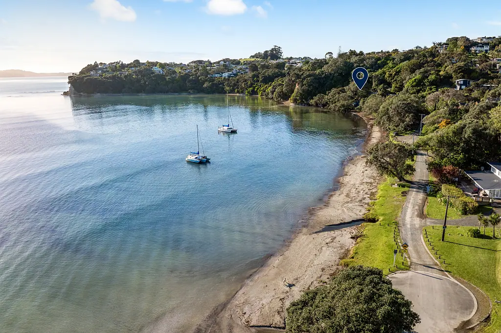 Snells Beach 2部屋 Entry level waterfront living with potential