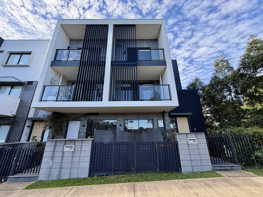 Modern Living Three Bedroom Townhouse in Heart of Edmondson Park