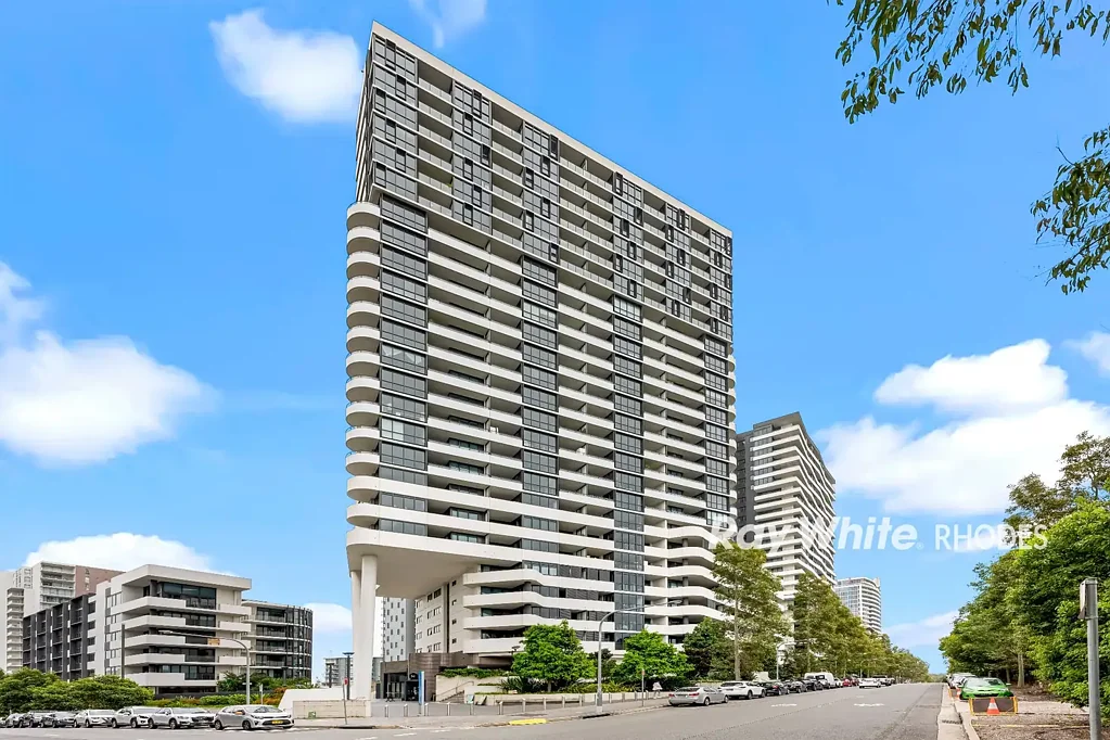 Newly Renovated | 3 Bedroom Corner Residence | Sweeping District Views | Huge Balcony