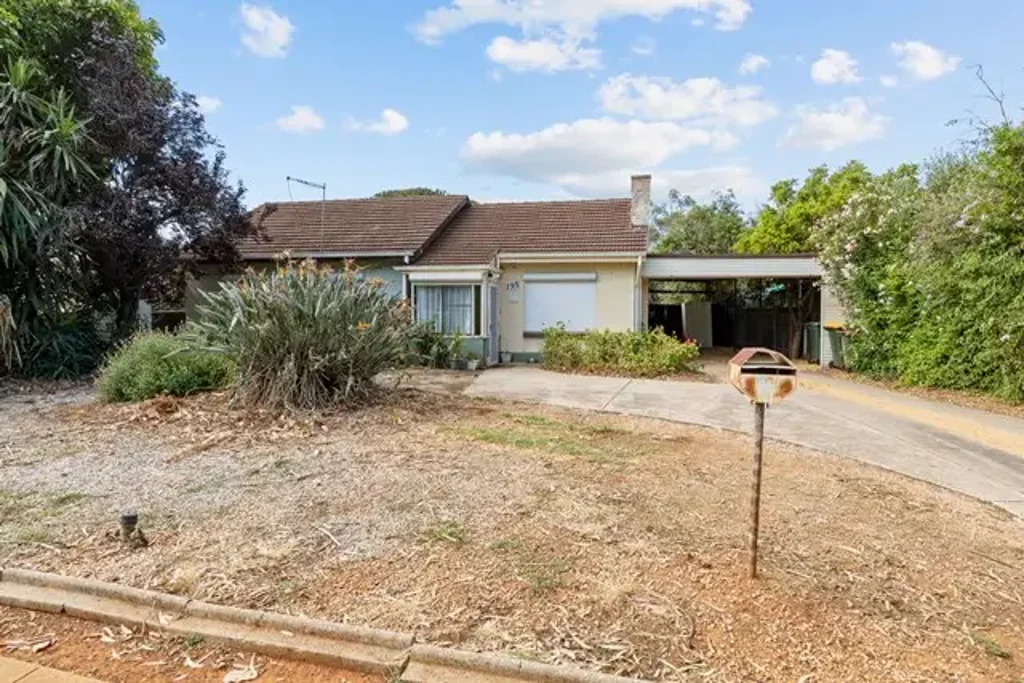 3 Bedroom home plus Study/teenage retreat or 4th Bedroom!