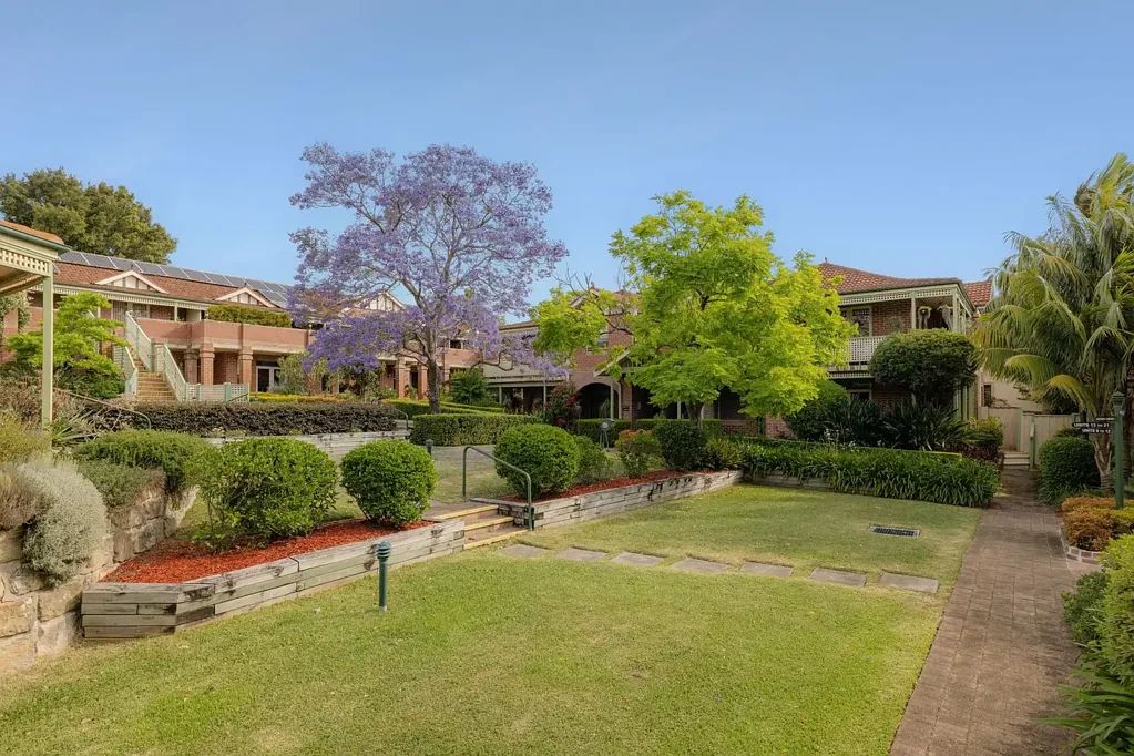 Strathfield 2房 阳光充沛 东北朝向 环绕阳台 绿意环绕 精品电器 低维护生活 优越地段 Peaceful north-facing apartment within a boutique over-55s community