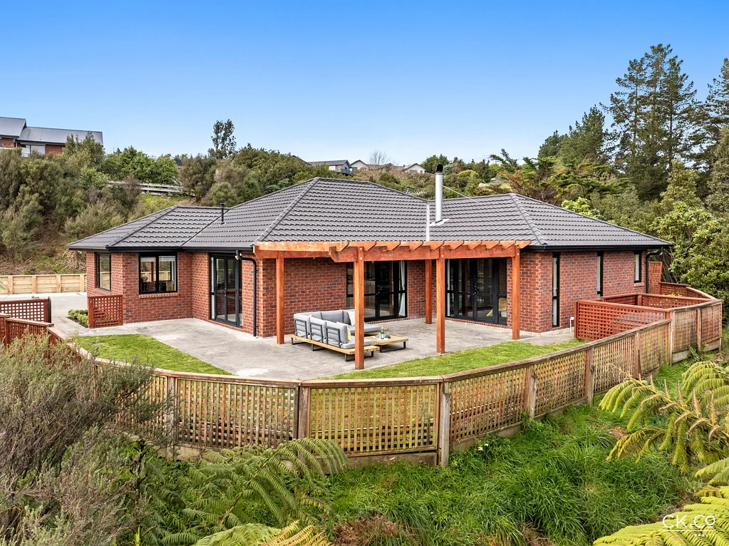 Timberlea 3房  A Peaceful Oasis With Views