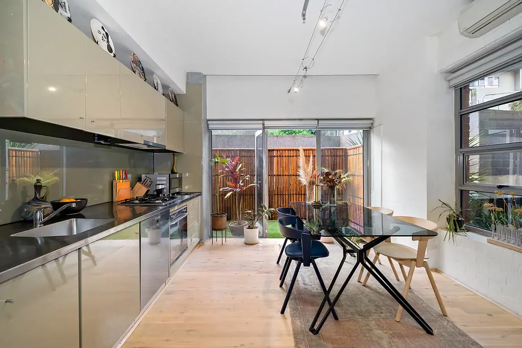 Ground floor, New York style warehouse apartment in Ultimate Location