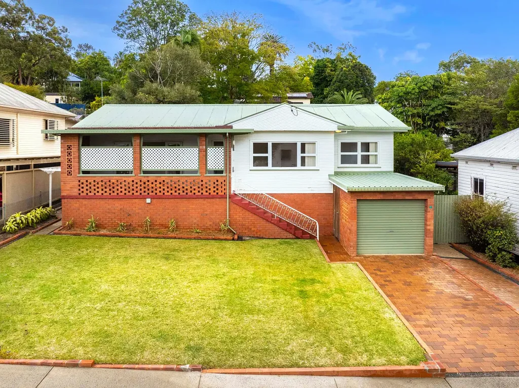 Girards Hill 3Zimmer Immaculate Renovated One-Owner Home in Prime Location