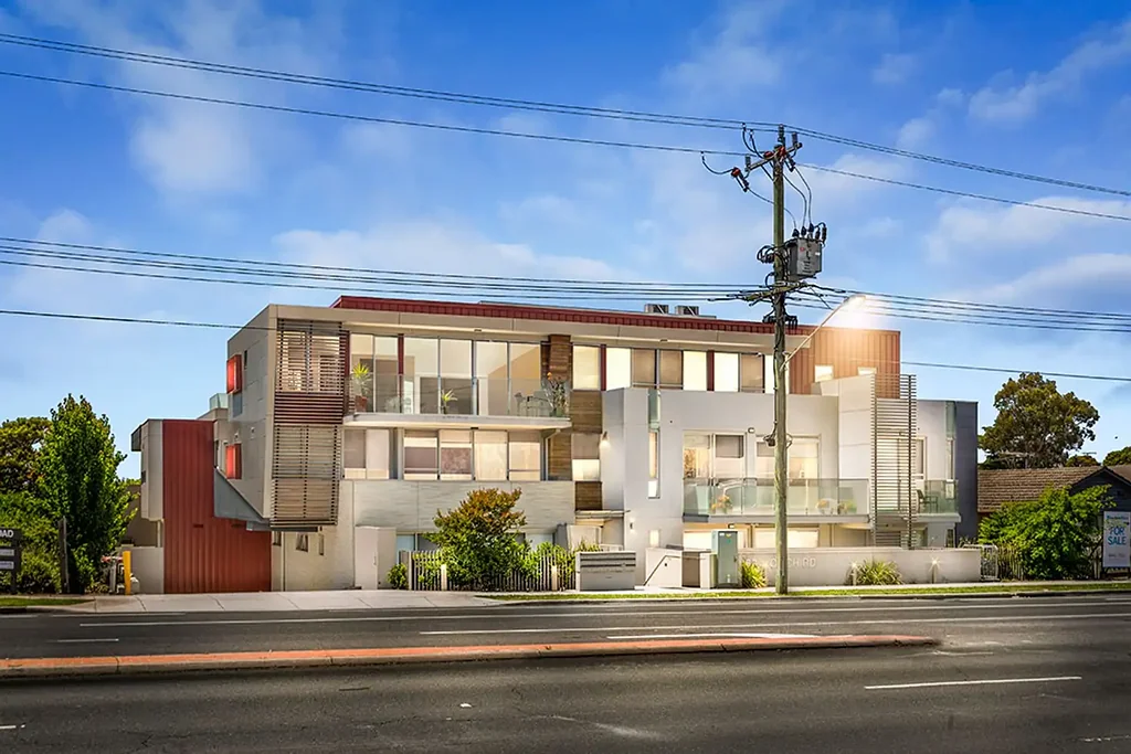 Doncaster East 2房 Smeg电器厨房 宽敞卧室带书房 高天花板采光佳 阳台娱乐空间 地下安全停车 步行至学校商圈 Contemporary Comfort and Style in a Prime Doncaster East Location