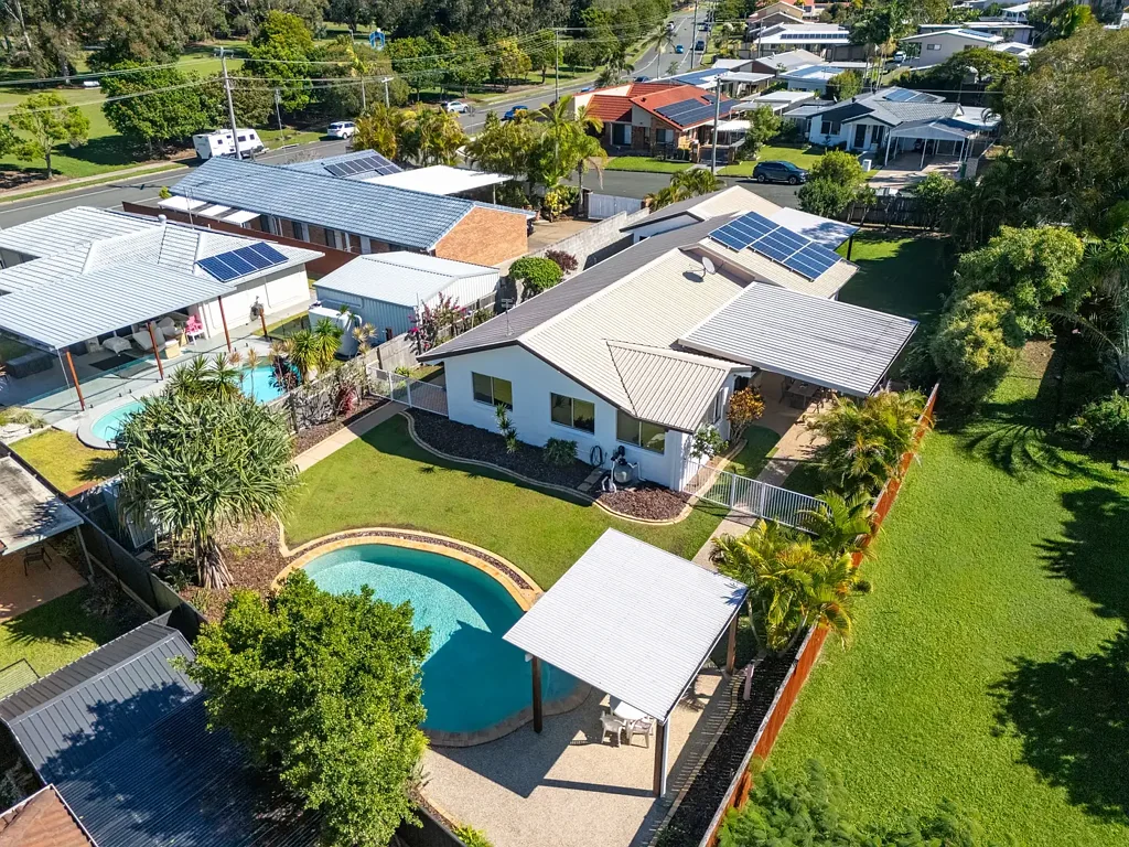 Aroona 3房  Relaxed Poolside Living with Ultimate Family Entertaining on a Spacious 927m² Block
