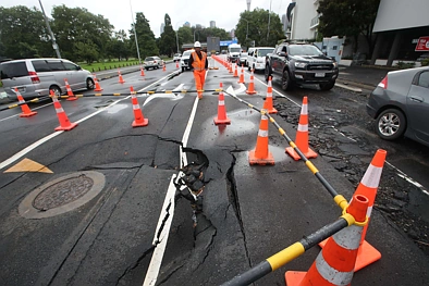 尽量居家，新一轮暴雨红色预警来袭，奥克兰CBD路面塌陷