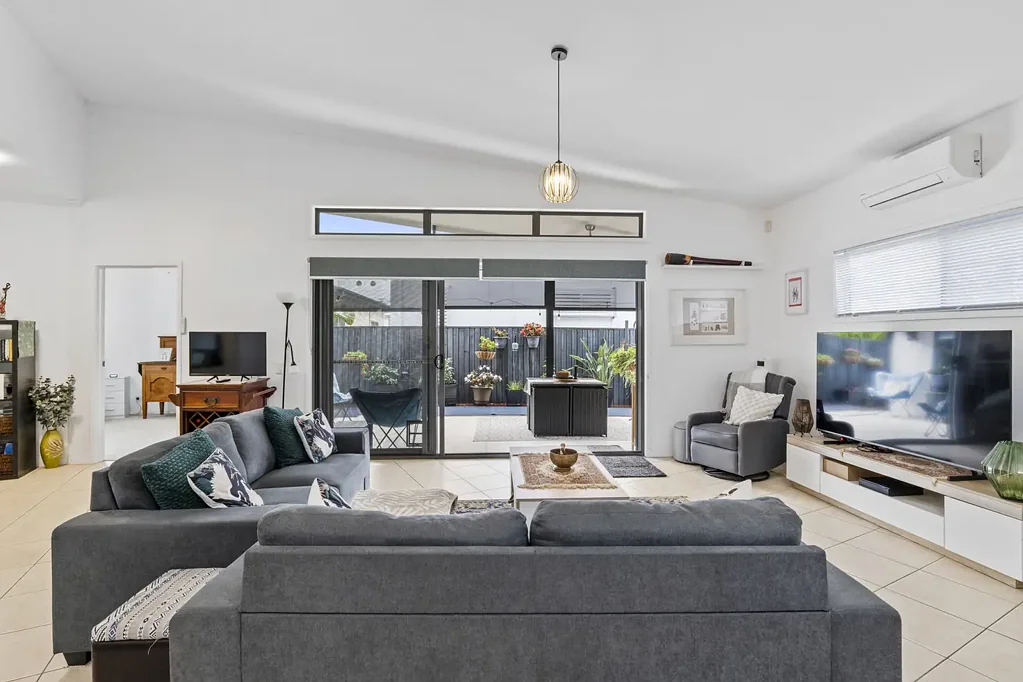 Bethania 2房  卓越的户外空间 & 招待吸引力  Exceptional Outdoor Spaces & Entertainer Appeal