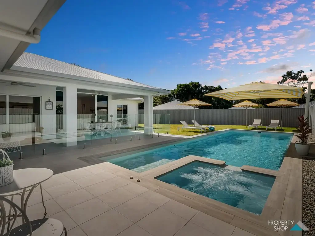 Kewarra Beach 4غرفة نوم Hamptons Elegance Meets Coastal Lifestyle in “The Palms” Estate