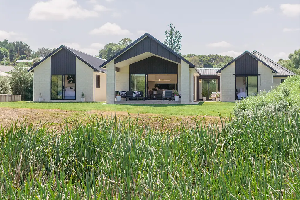 Ohaupo Spacious Modern Home with Scenic Outlooks