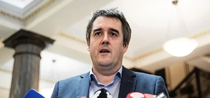 民意95%反对！政府仍深夜急推法案，但争议条款被迫大回撤