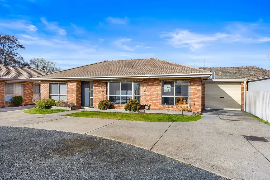2/17 Yarrowee Street, Sebastopol, VIC 3356