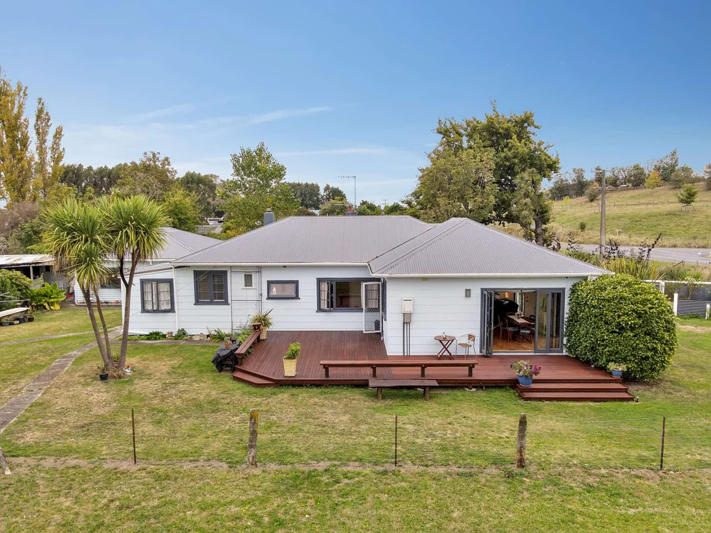 Feilding 4房  3 Acres Residential on the edge of town!