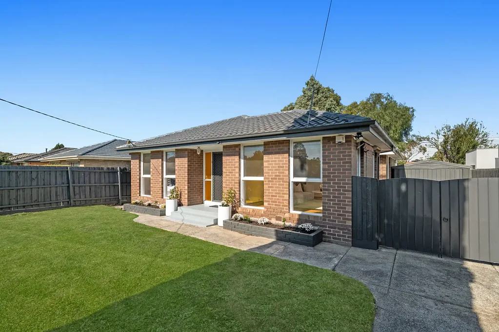 Epping 4房 经典韵味升级 地暖地板舒适 四卧四卫实用 独立客厅分区 现代厨房电器 邻近名校商圈 便捷交通出行 Where Original Charm Meets Modern Ease
